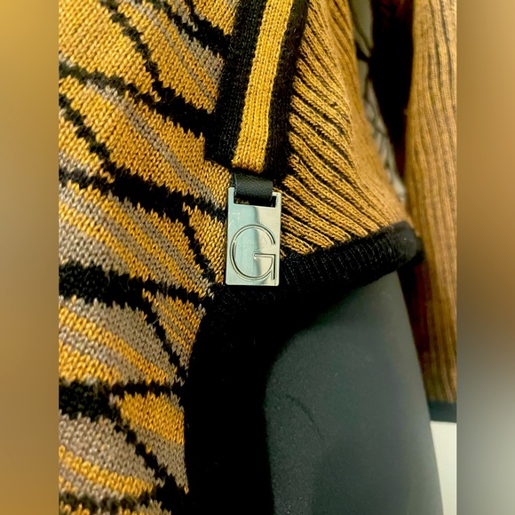 Gaspari. Dino Gaspari Montreal. Hybrid Sweater Cape. Definite Outlander vibes. - Picture 4 of 8